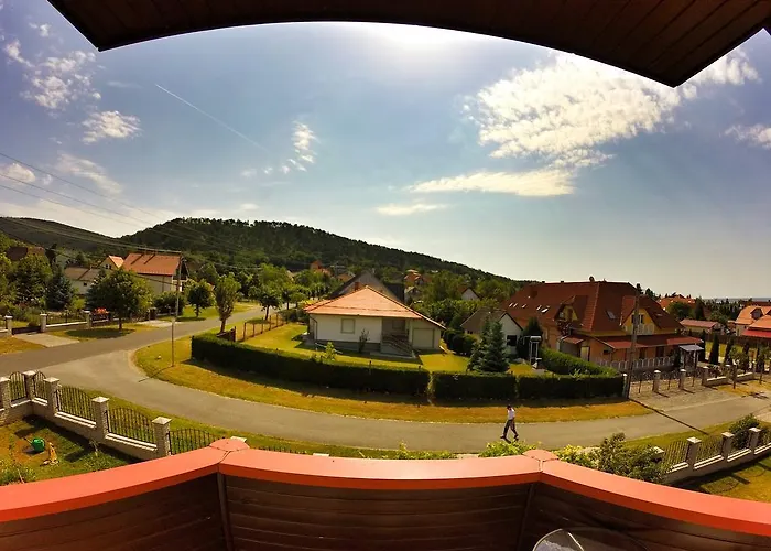 Balaton White House 招待所 3*